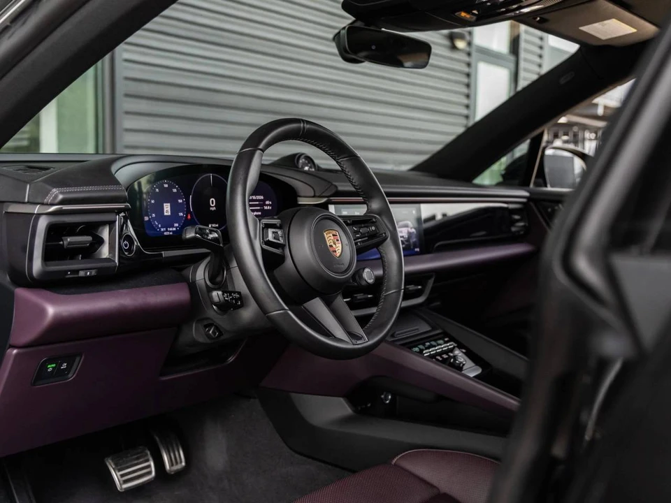 2025 Porsche Macan Electric - Image 4 of 5