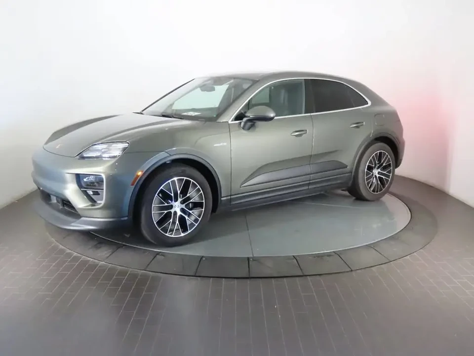 2025 Porsche Macan Electric - Image 8 of 31