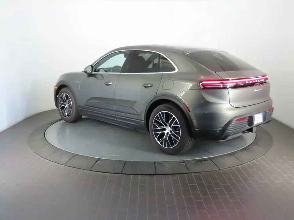 2025 Porsche Macan Electric - Image 24 of 31