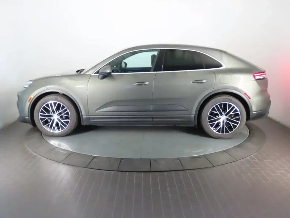 2025 Porsche Macan Electric - Image 16 of 31