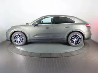 2025 Porsche Macan Electric - Image 9 of 31