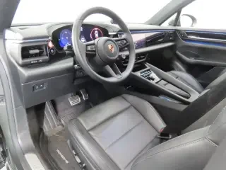 2025 Porsche Macan Electric - Image 29 of 31