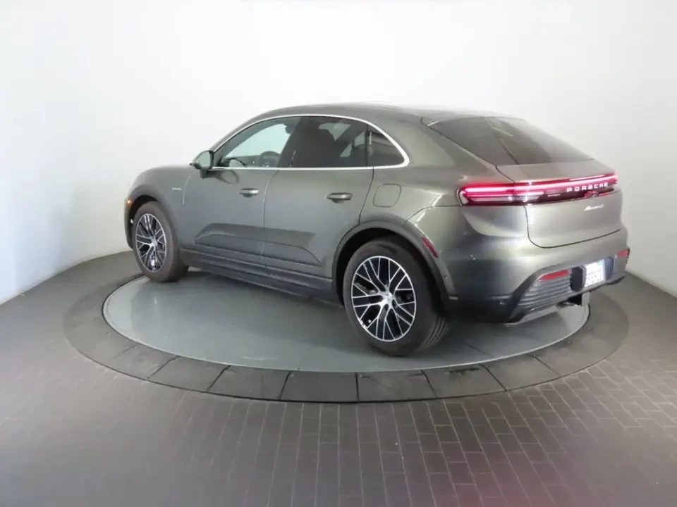 2025 Porsche Macan Electric - Image 23 of 31