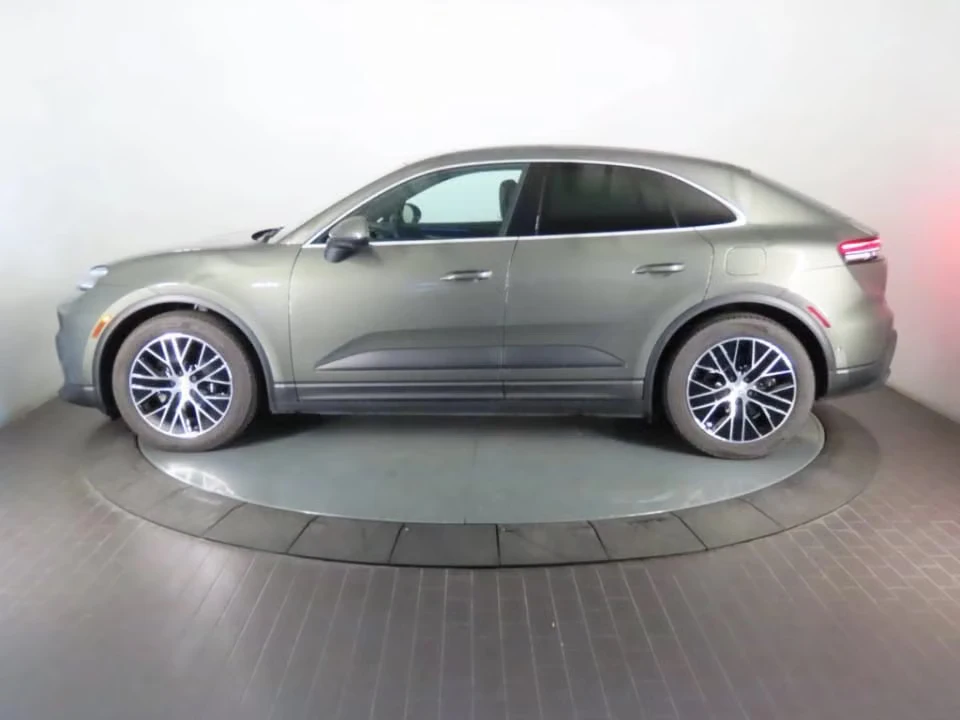 2025 Porsche Macan Electric - Image 11 of 31