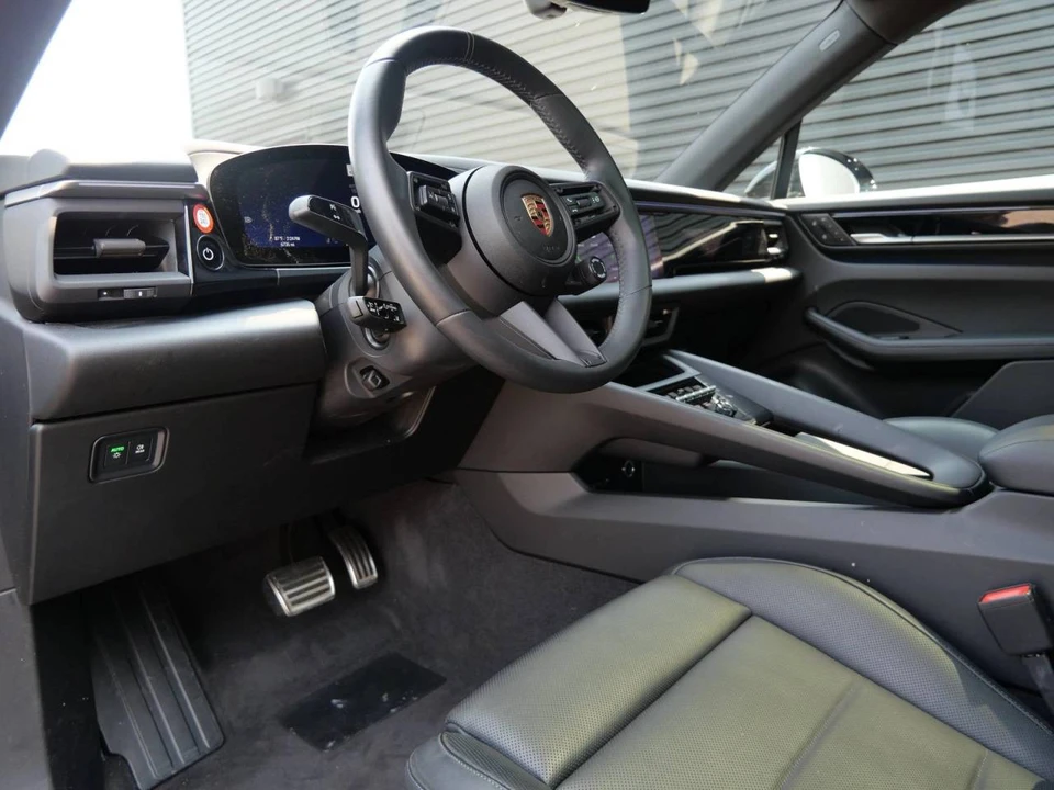 2025 Porsche Macan Electric - Image 4 of 5