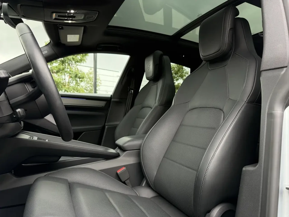2025 Porsche Macan Electric - Image 5 of 14