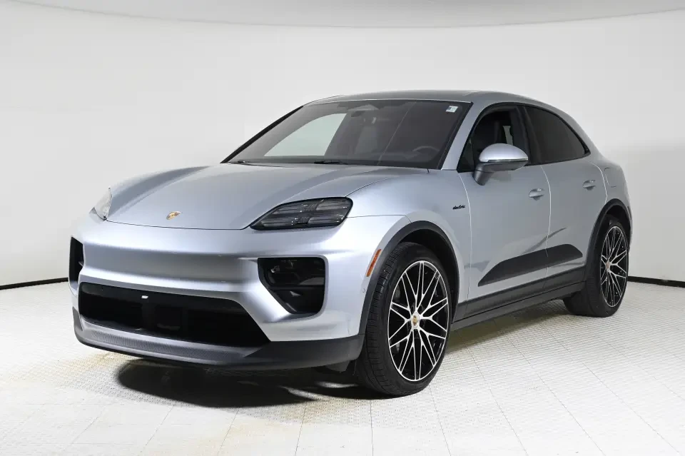 2025 Porsche Macan Electric - Image 12 of 14