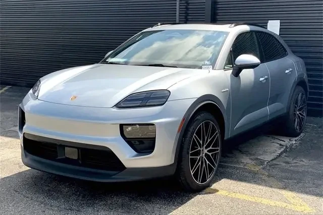 2025 Porsche Macan Electric - Image 13 of 14