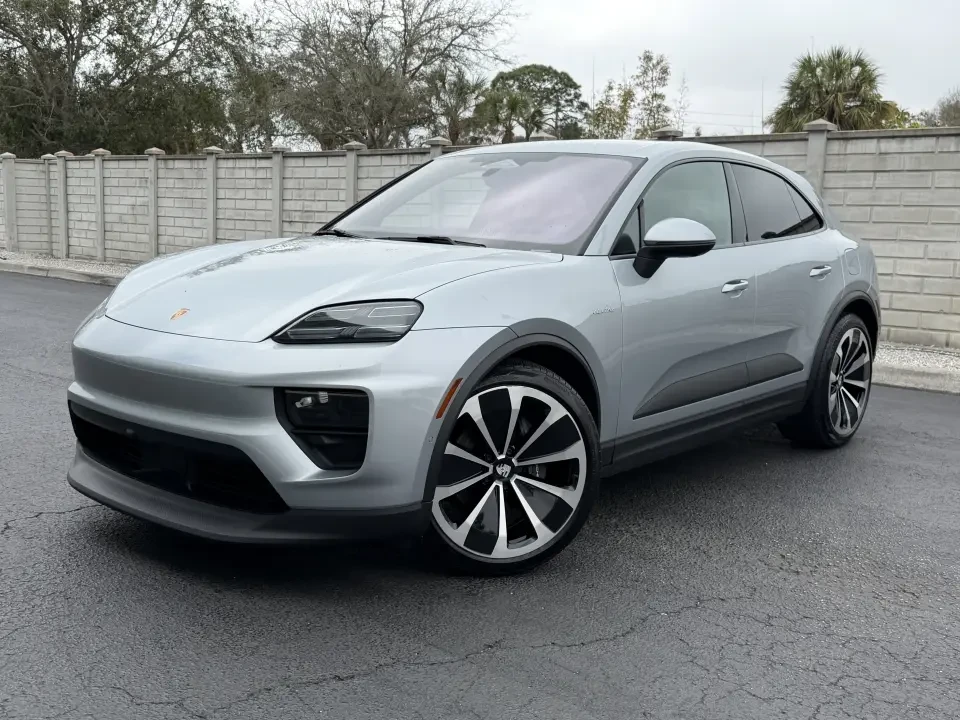 2025 Porsche Macan Electric - Image 10 of 14