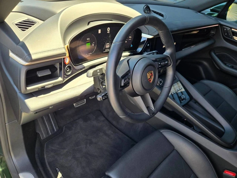 2025 Porsche Macan Electric - Image 4 of 5