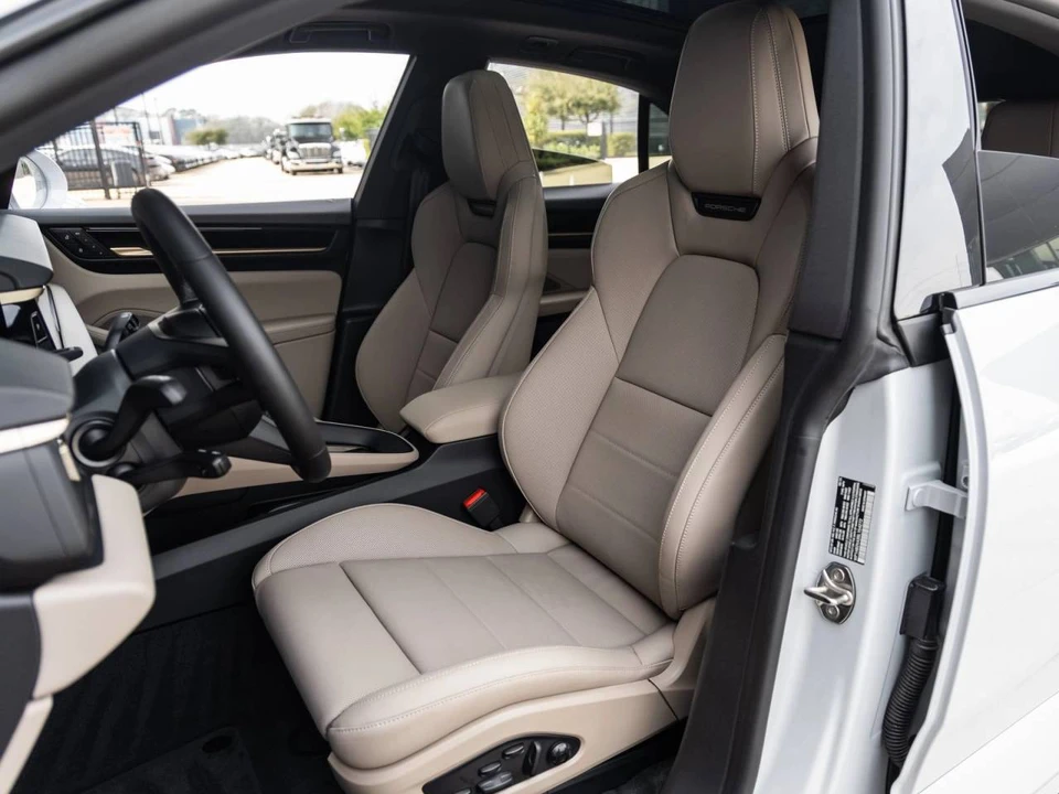 2025 Porsche Macan Electric - Image 4 of 5