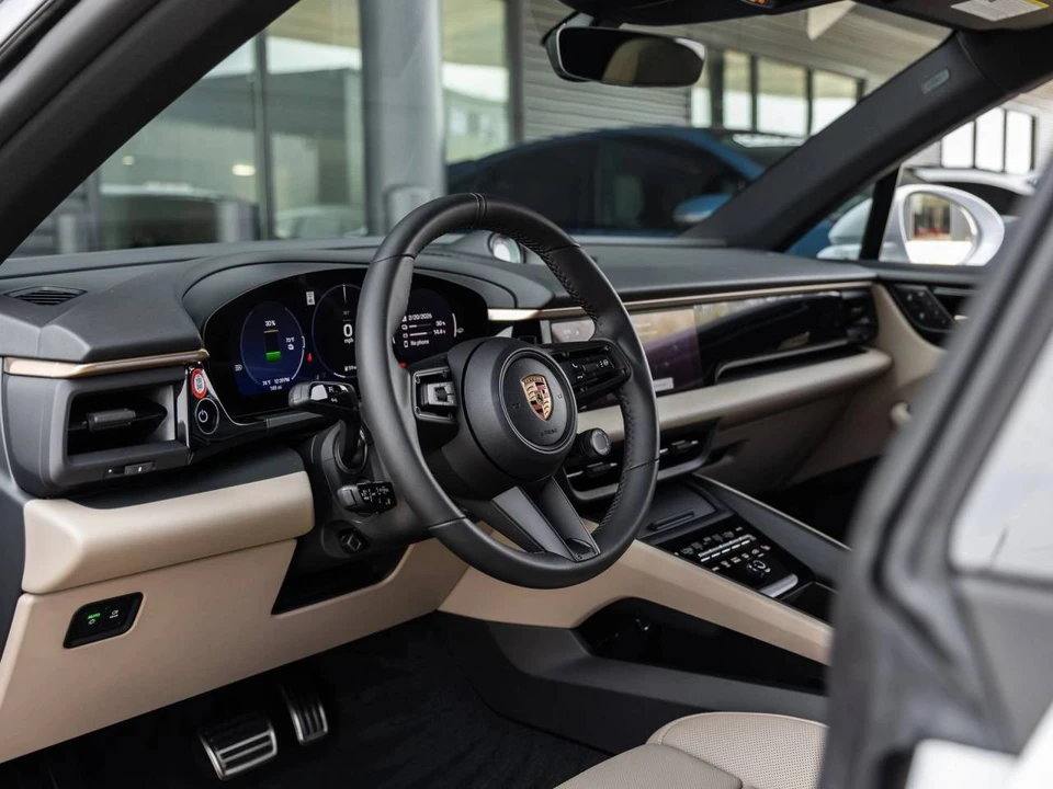 2025 Porsche Macan Electric - Image 5 of 5