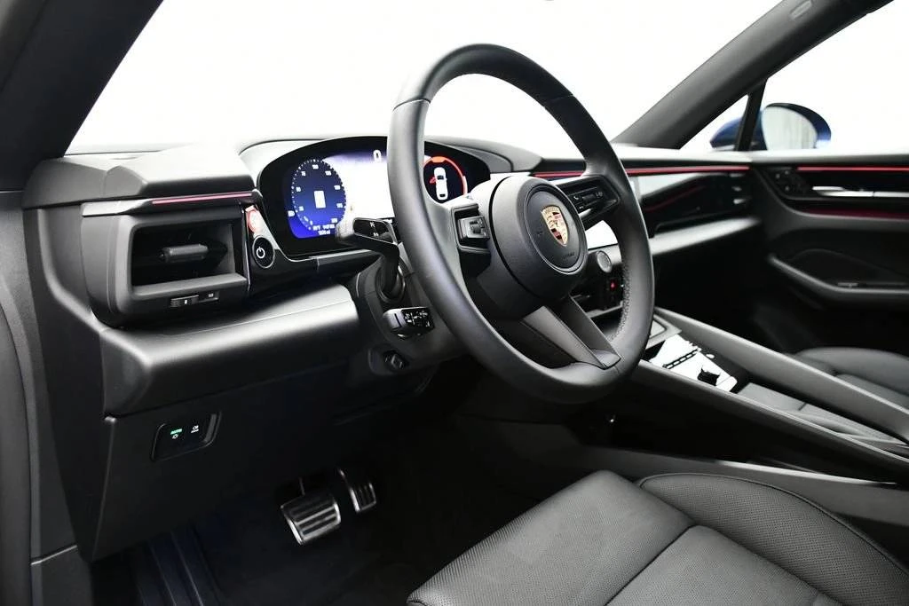 2025 Porsche Macan Electric - Image 4 of 5
