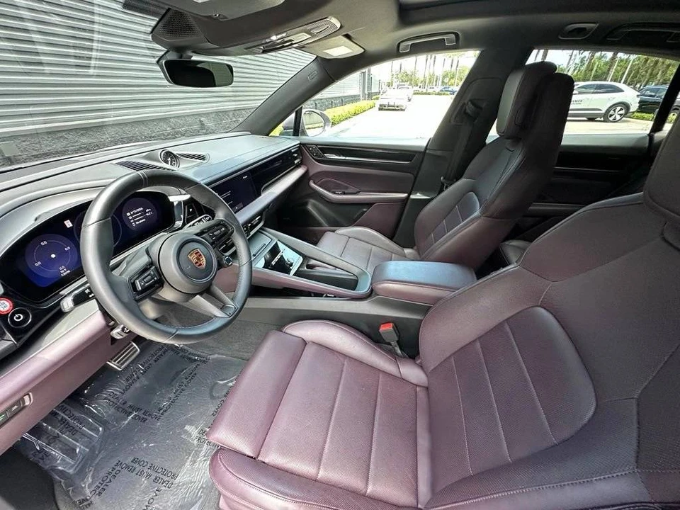 2025 Porsche Macan Electric - Image 4 of 5