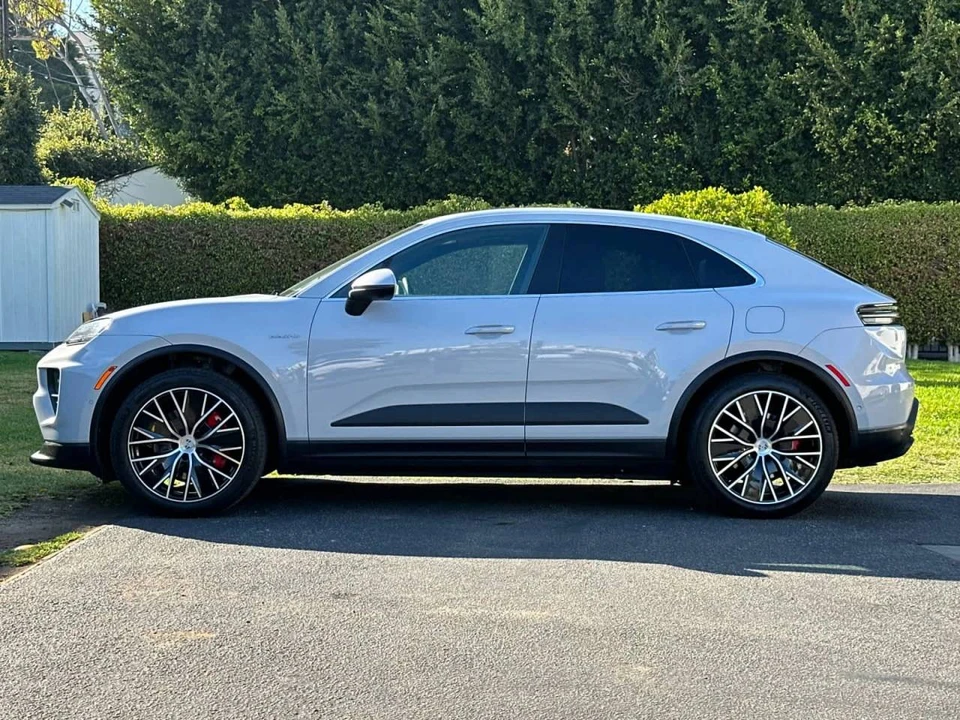 2025 Porsche Macan Electric - Image 2 of 5