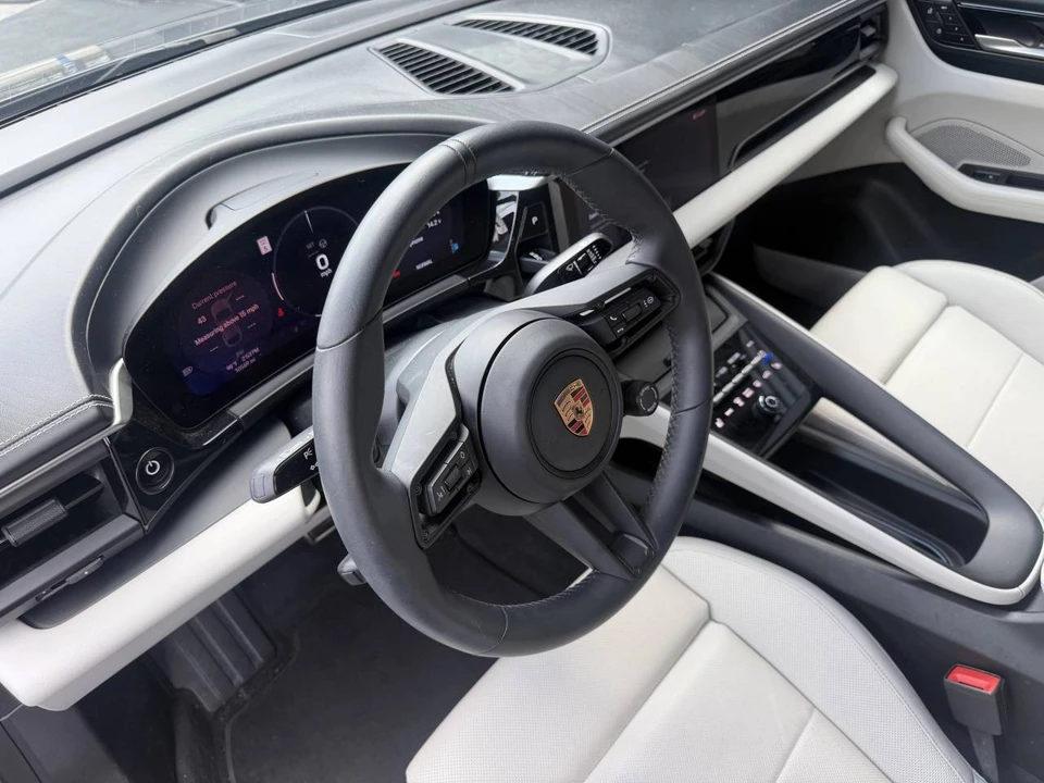 2025 Porsche Macan Electric - Image 4 of 5