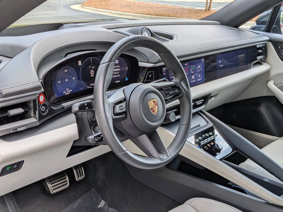 2025 Porsche Macan Electric - Image 4 of 5