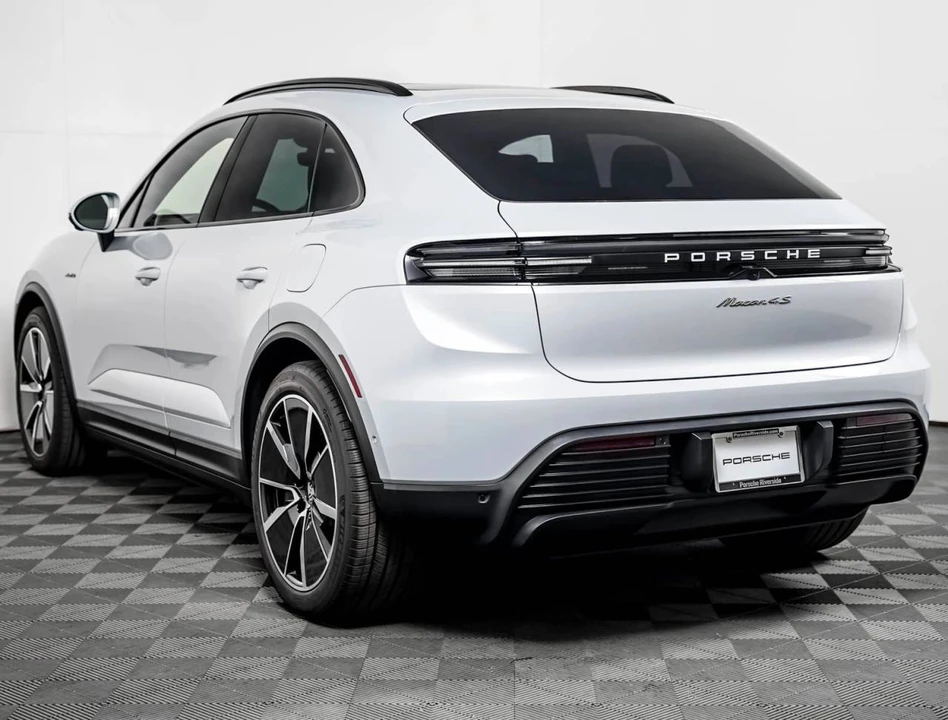 2025 Porsche Macan Electric - Image 3 of 5