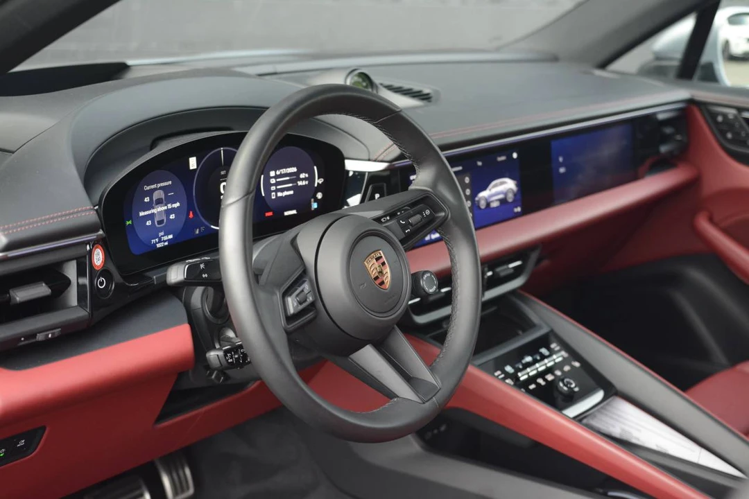 2025 Porsche Macan Electric - Image 4 of 5
