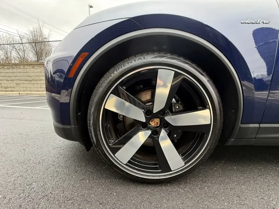 2025 Porsche Macan Electric - Image 5 of 7