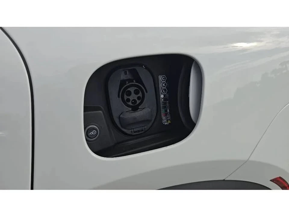 2025 Porsche Macan - Image 20 of 20