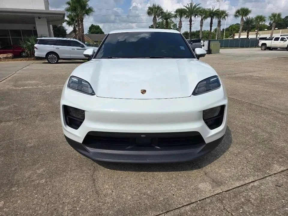 2025 Porsche Macan - Image 19 of 20