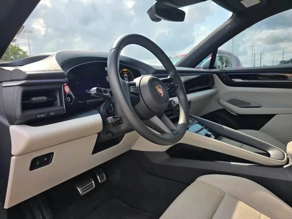 2025 Porsche Macan - Image 8 of 20