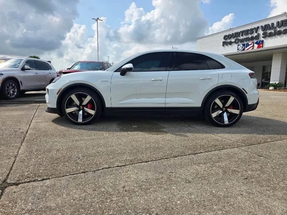 2025 Porsche Macan - Image 2 of 20