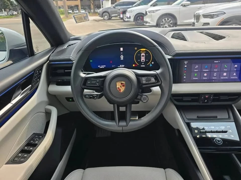 2025 Porsche Macan - Image 10 of 20