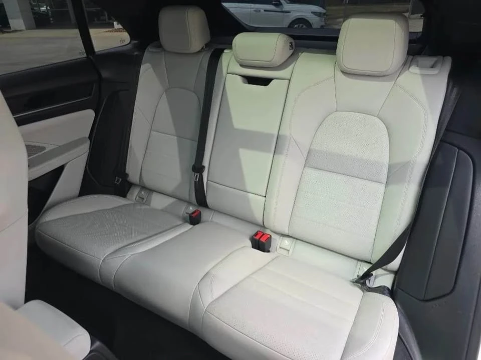 2025 Porsche Macan - Image 15 of 20
