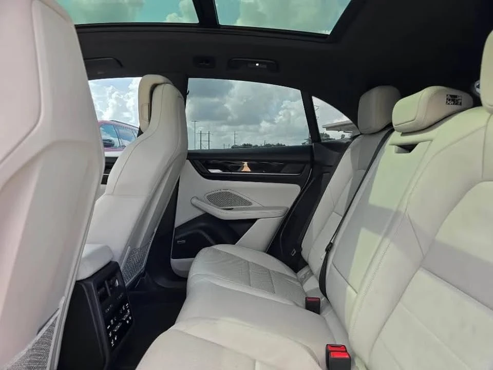 2025 Porsche Macan - Image 14 of 20