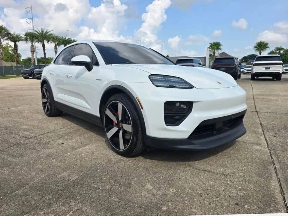 2025 Porsche Macan - Image 18 of 20
