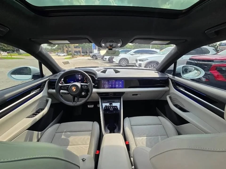 2025 Porsche Macan - Image 9 of 20