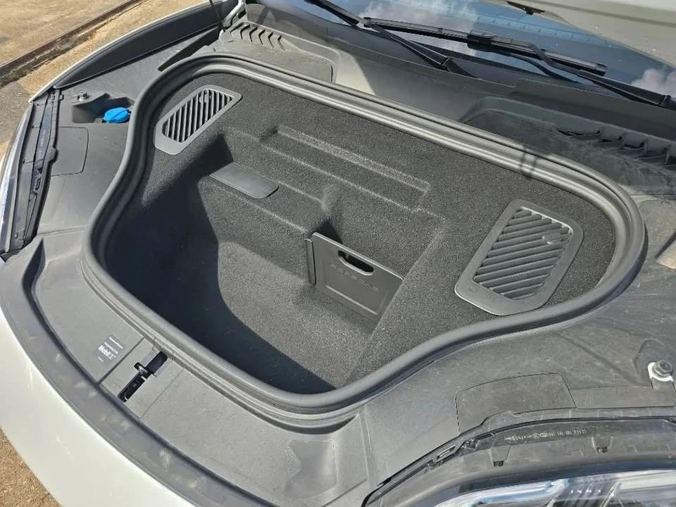 2025 Porsche Macan - Image 16 of 20