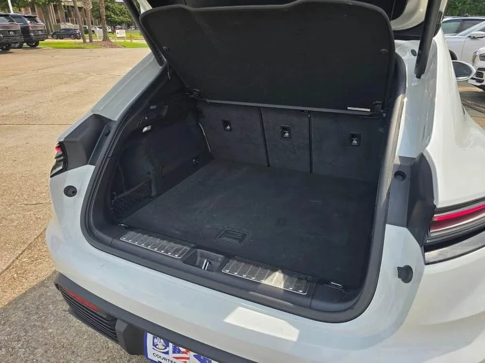 2025 Porsche Macan - Image 17 of 20