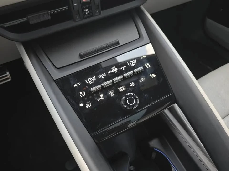 2025 Porsche Macan - Image 12 of 20