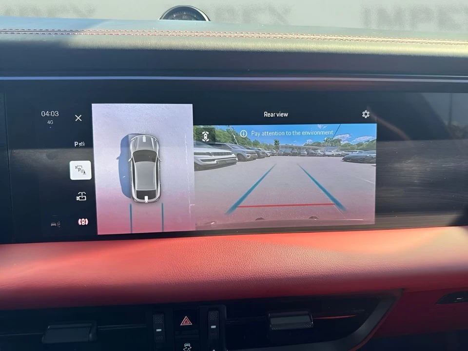 2025 Porsche Macan - Image 21 of 31