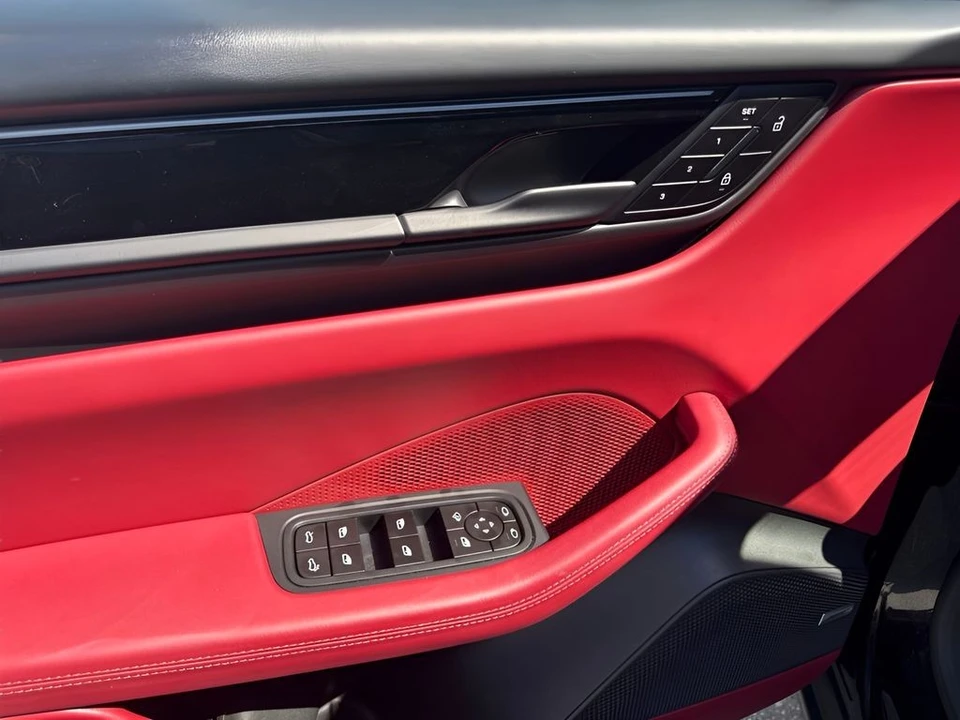 2025 Porsche Macan - Image 27 of 31