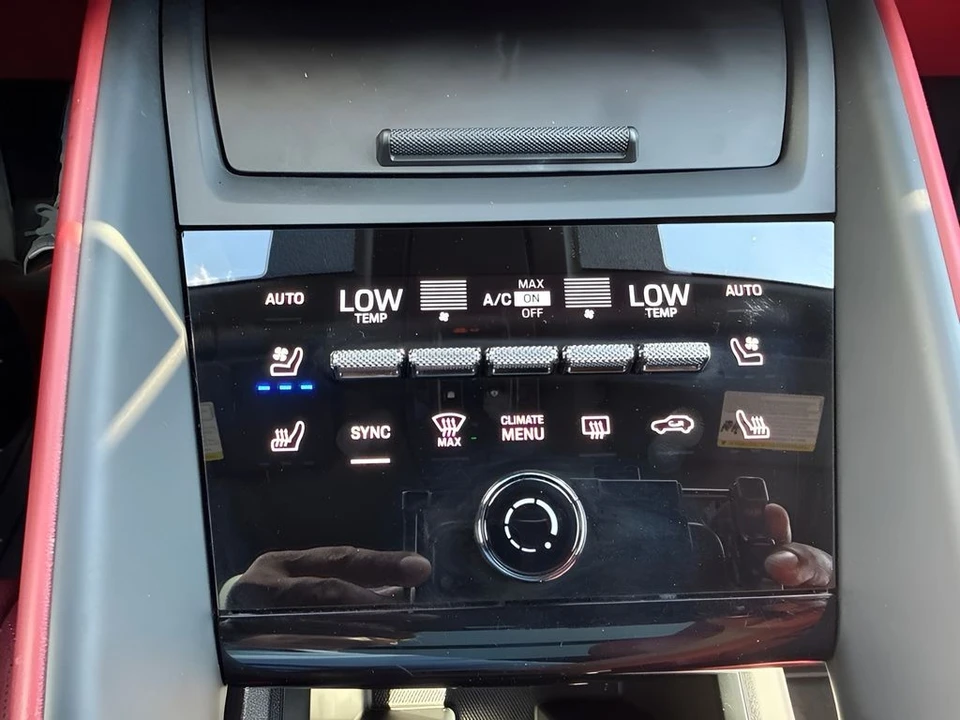 2025 Porsche Macan - Image 19 of 31