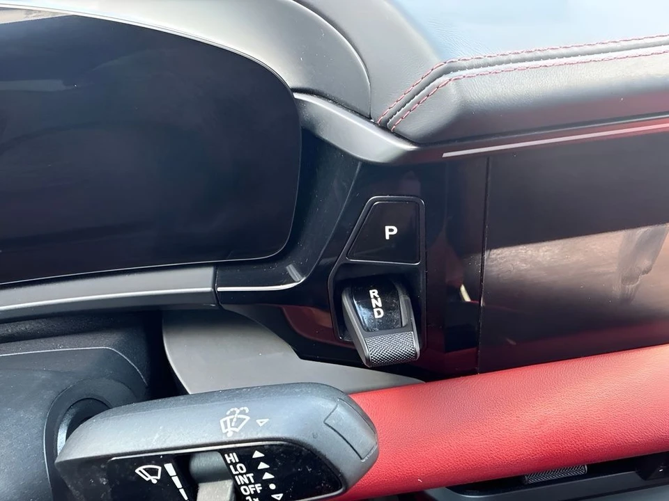 2025 Porsche Macan - Image 17 of 31
