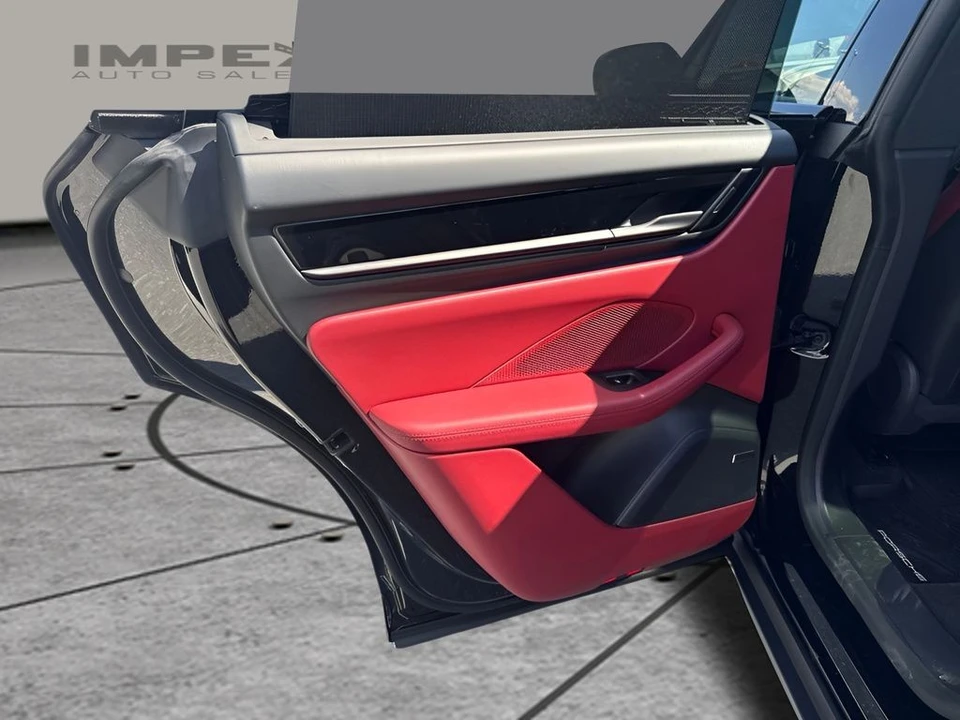 2025 Porsche Macan - Image 28 of 31