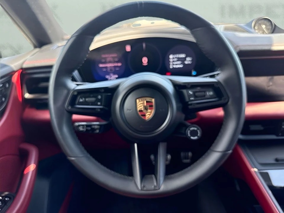 2025 Porsche Macan - Image 15 of 31