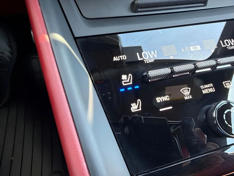 2025 Porsche Macan - Image 22 of 31