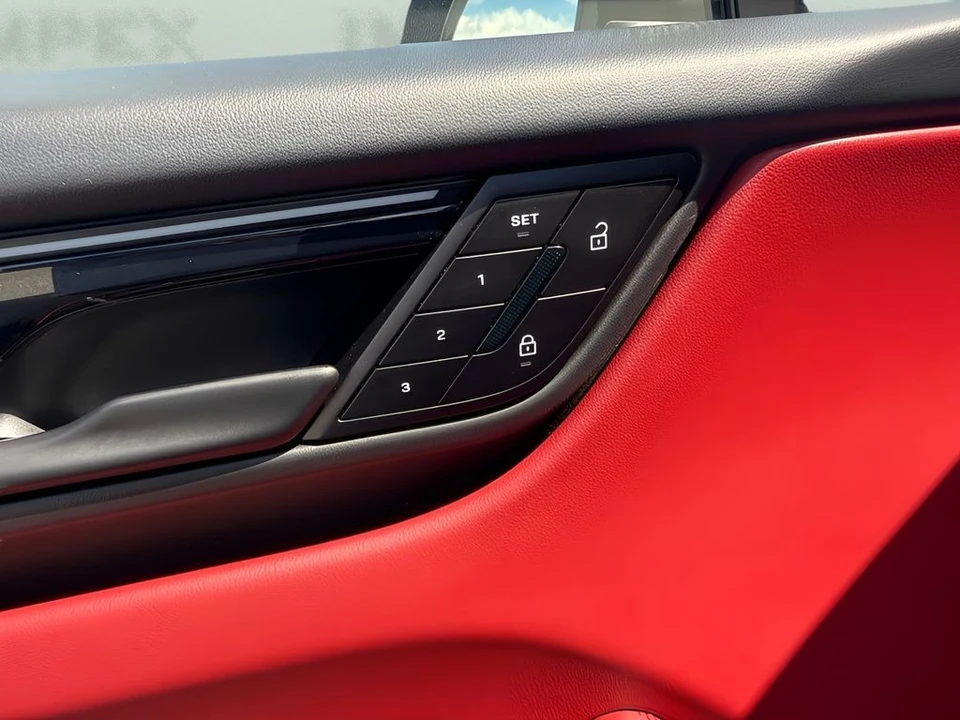 2025 Porsche Macan - Image 11 of 31