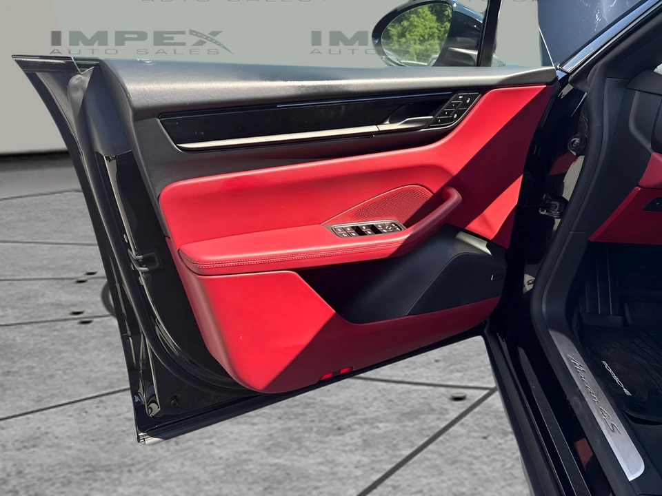 2025 Porsche Macan - Image 26 of 31