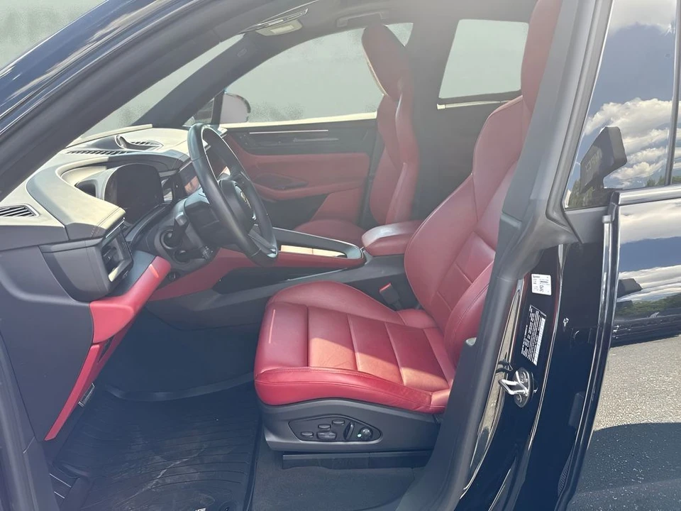 2025 Porsche Macan - Image 9 of 31