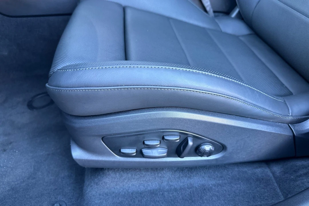 2025 Porsche Macan Electric - Image 14 of 21
