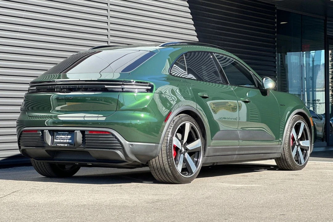 2025 Porsche Macan Electric - Image 8 of 21