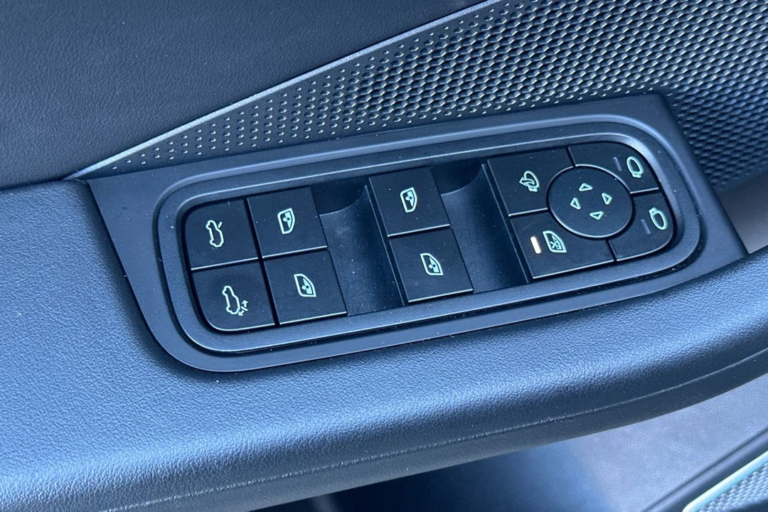 2025 Porsche Macan Electric - Image 13 of 21