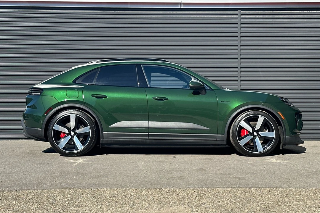 2025 Porsche Macan Electric - Image 9 of 21